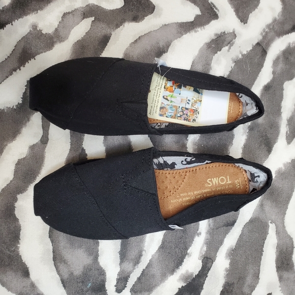 (SOLD) TOMS Animal Print Canvas Slip ons - Picture 14 of 15